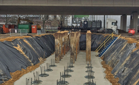 funderingspalen onder de bestaande brug