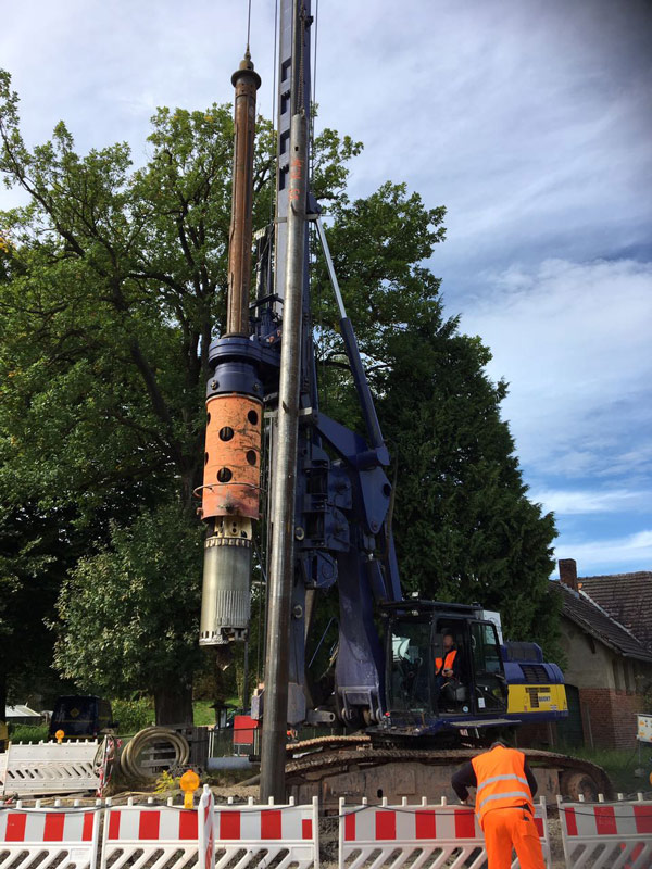 Solines leverde buizen voor de fundering van verkeerslichten en slagbomen van een spoorwegovergang