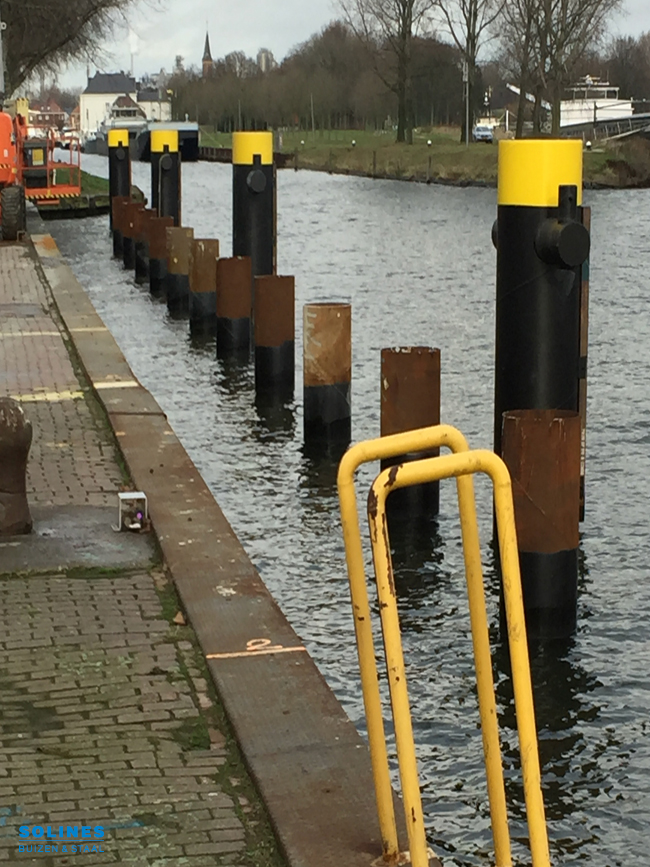 Aanmeerpalen-in-Sas-van-Gent