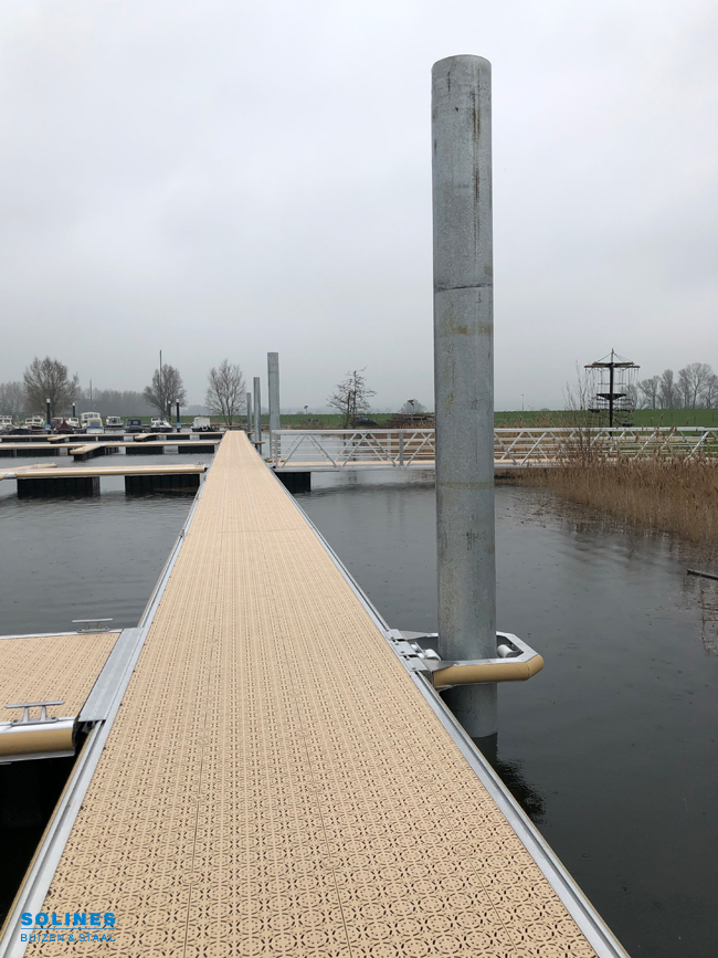 Solines-levert-stalen-buizen-voor-drijvende-steiger-Eiland-van-Maurik