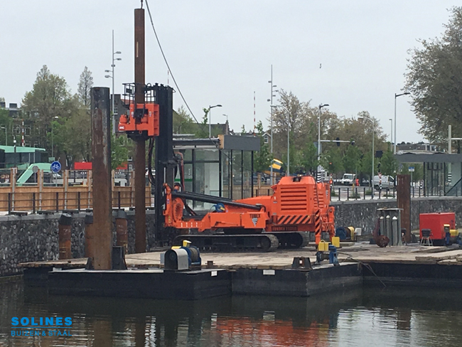 Funderingsbuizen Solines worden geplaatst voor de Gevlebrug in Amsterdam