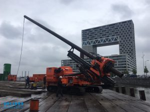 Funderingsbuizen worden geplaatst voor de Gevlebrug in Amsterdam