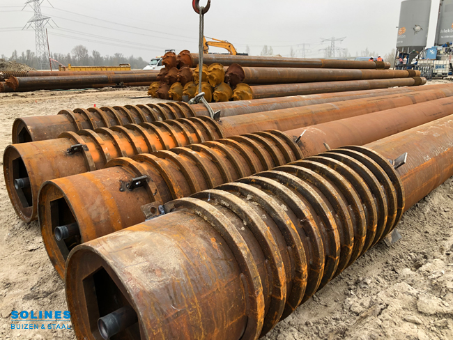 Funderingspalen liggen op de werf klaar voor gebruik