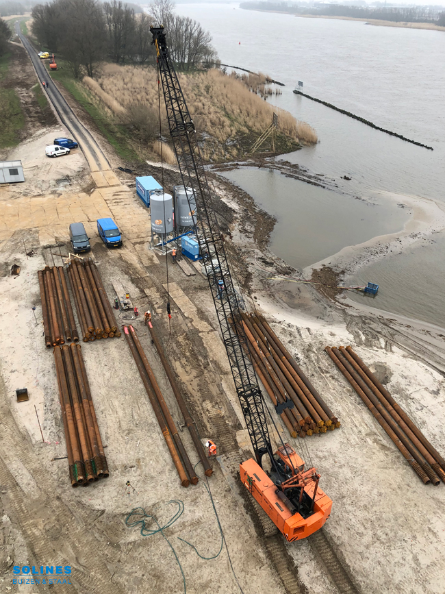 Funderingspalen liggen op de werf klaar voor gebruik