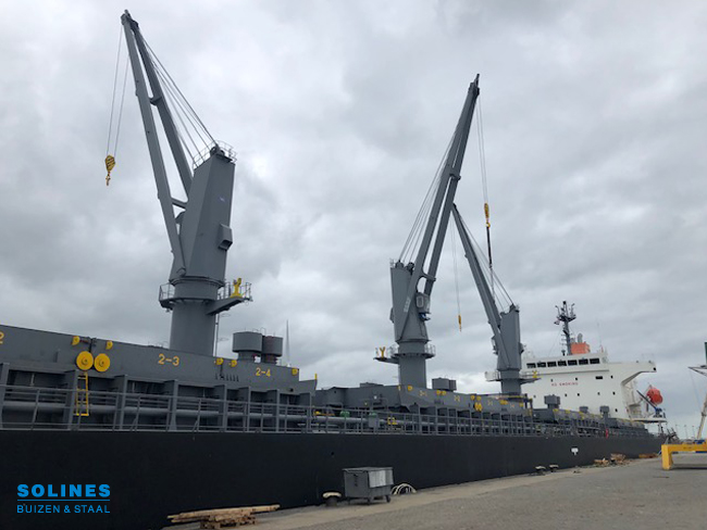 Schip lost stalen buizen voor Solines in Eemshaven