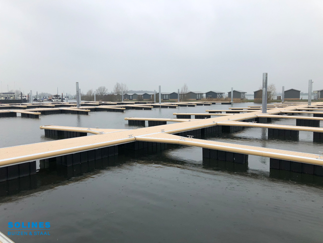 Stalen buizen voor drijvende steiger Eiland van Maurik