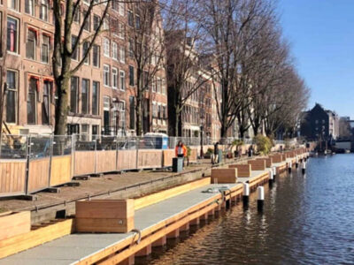 Stalen meerpalen voor de kade Binnenkant in Amsterdam