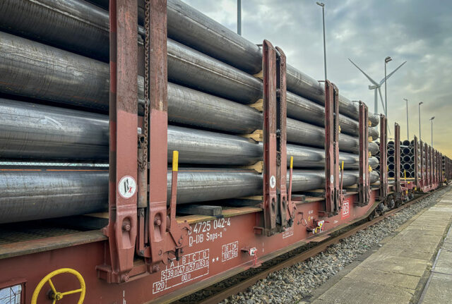 Stalen buispalen geleverd per spoor