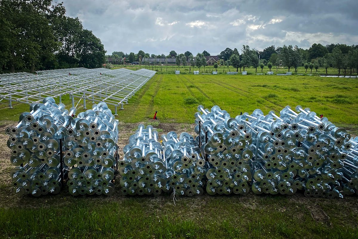 Schroefpalen liggen klaar voor gebruik