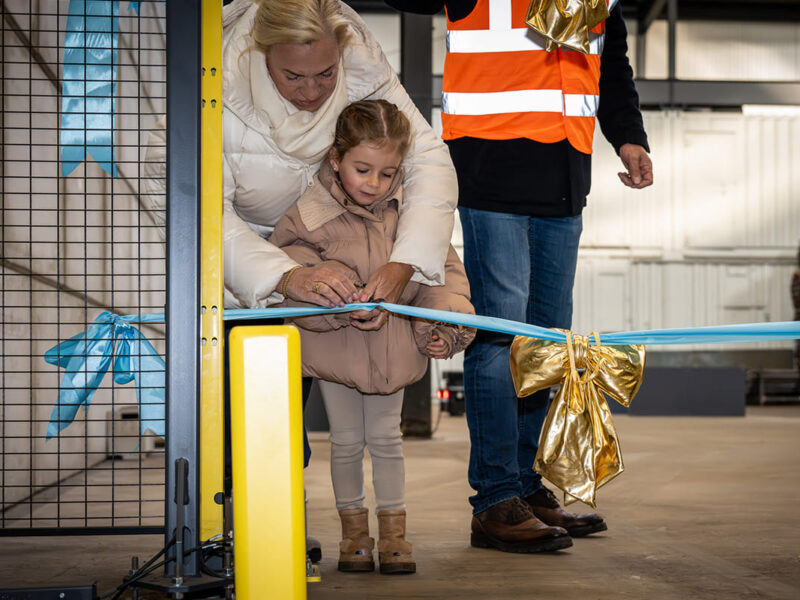 Amelie knipt lintje door - Opening SIP-loods